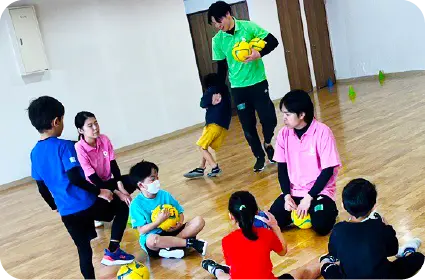 室内でコーチングを行う様子