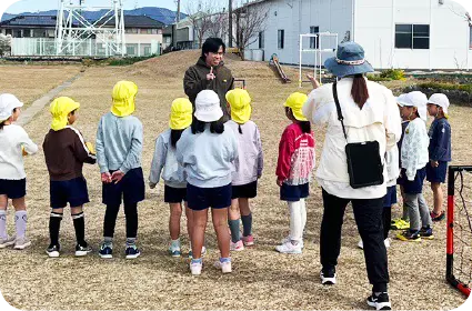 屋外でコーチングを行う様子