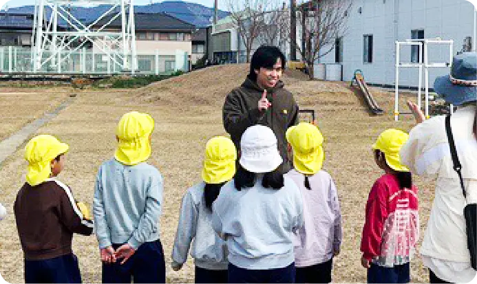 子どもたちにコーチングを行うトレーナー