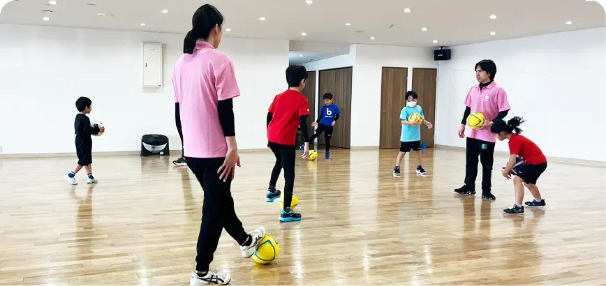 室内でボールを使う活動の様子