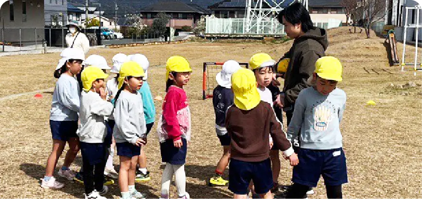 屋外で活動を行う様子