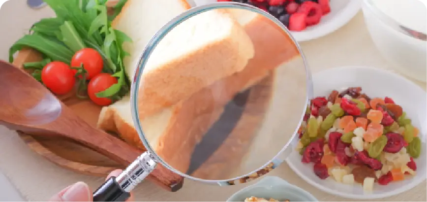 パンや野菜などの食事の写真